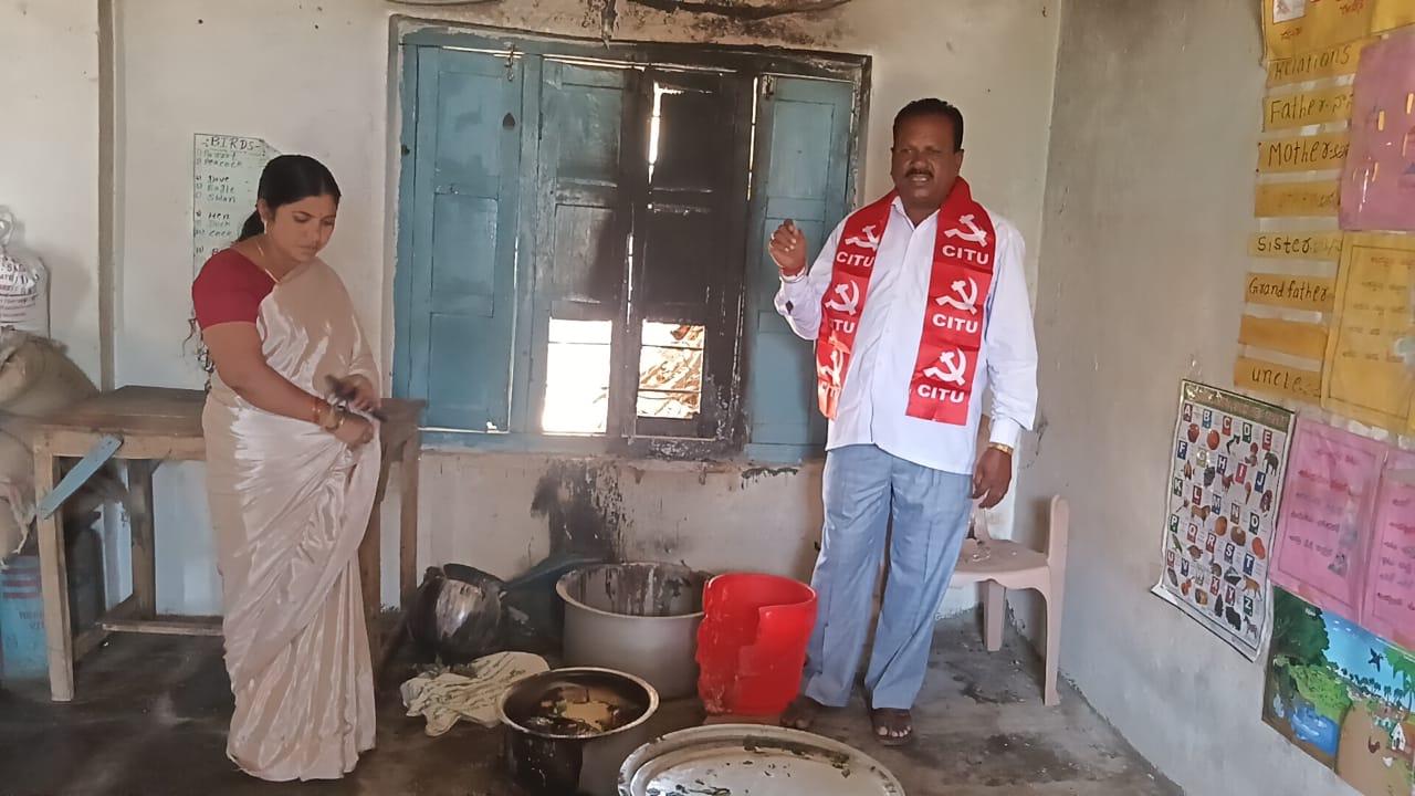 అంగన్వాడి పాఠశాలను నిప్పు పెట్టిన గుర్తు తెలియని దుండగులను అరెస్టు చేయాలి. సిఐటియు డిమాండ్…..