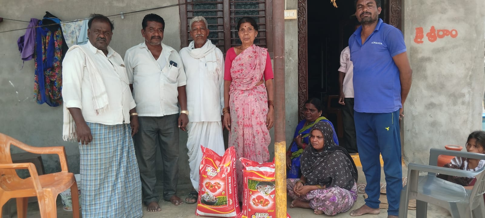 దోమల శ్రీనివాస్ కుటుంబానికి ఆర్థిక సహాయం