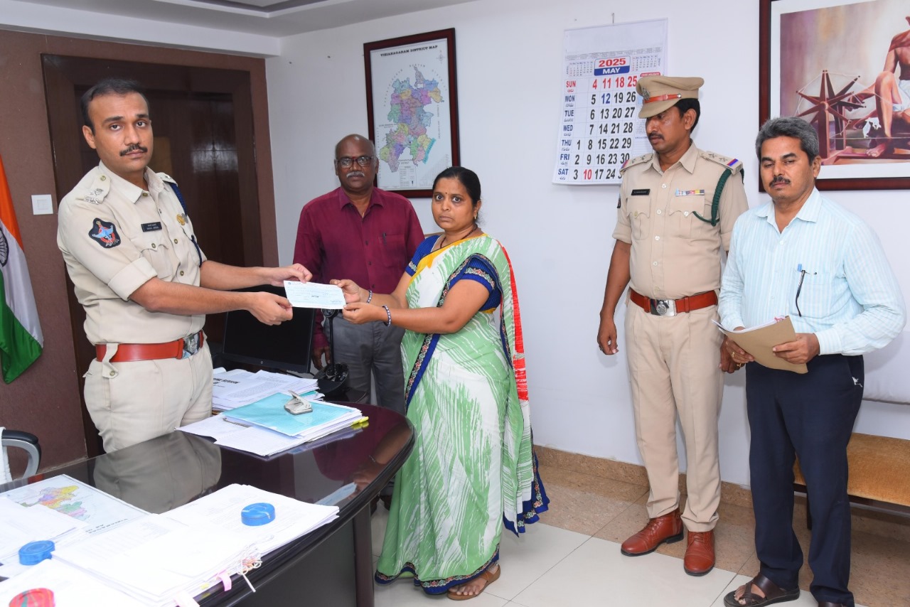 మరణించిన పోలీసు కుటుంబానికి చేయూత అందజేత