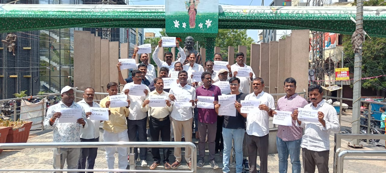 సాక్షి దినపత్రిక ఎడిటర్ పై కక్ష సాధింపు సరికాదు. విద్యా వెంకట్ బాల్ రాజు
