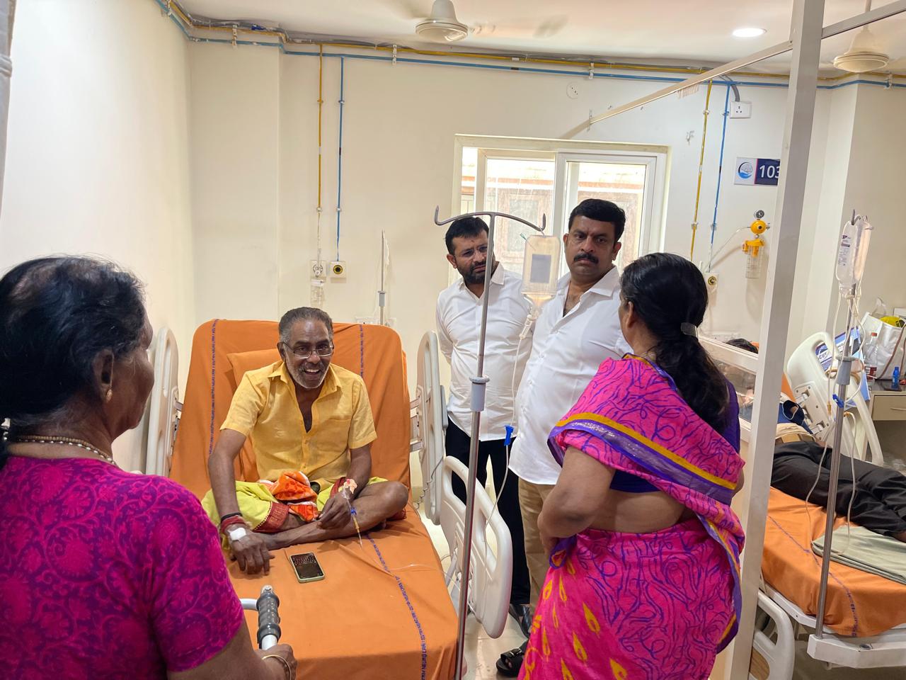 కెపిహెచ్బి డివిజన్ సీనియర్ బిజెపి నాయకులు శ్రీనివాస్ రెడ్డిని పరామర్శించిన వడ్డేపల్లి రాజేశ్వరరావు