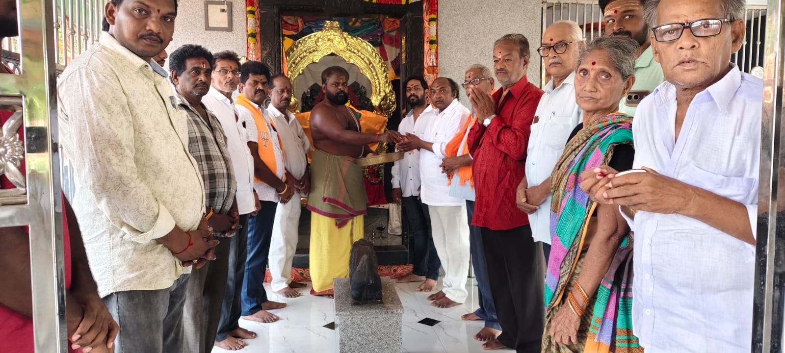 దుర్గామాత ఆలయంలో పూజలు నిర్వహించారు బిజెపి కార్యకర్తలు