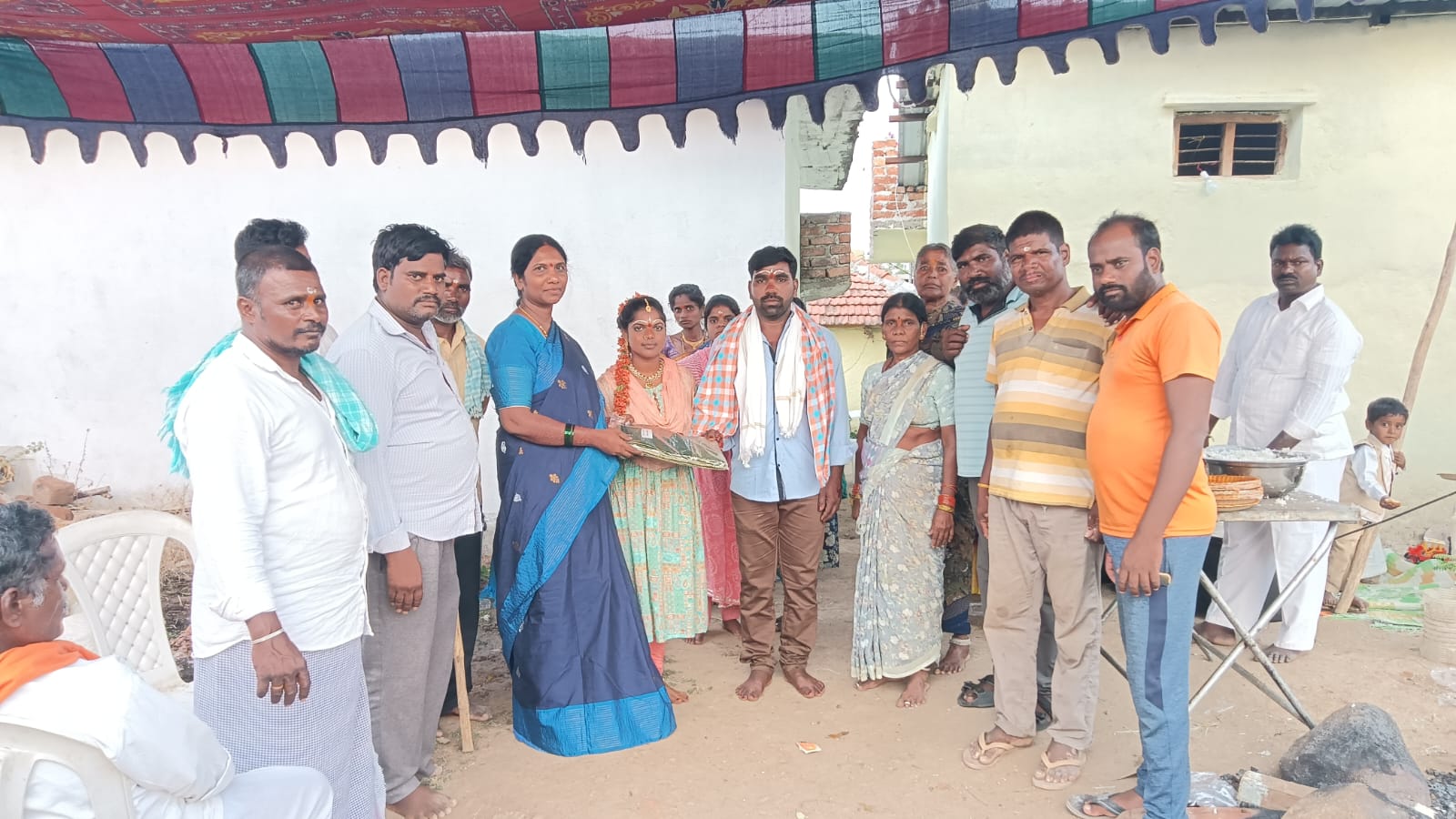 నిరుపేద కుటుంబానికి పట్టుచీర బహుకరణ