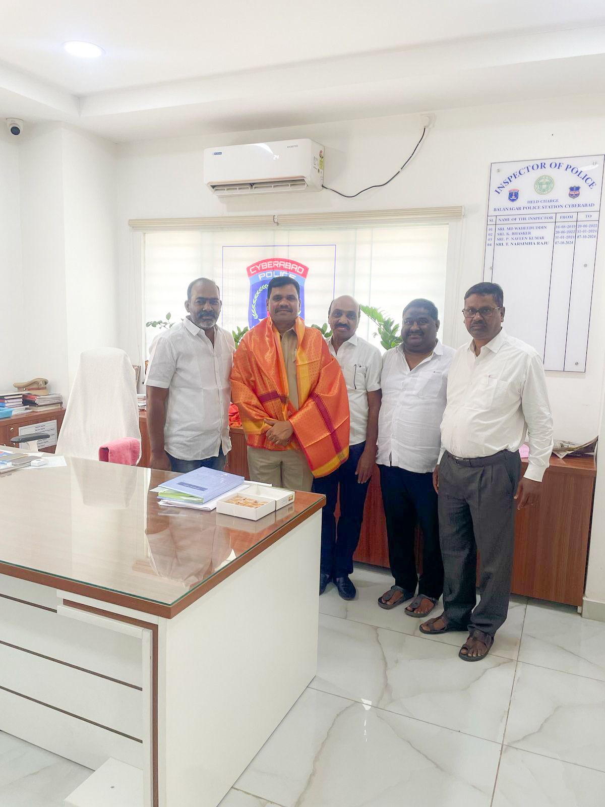 బాలానగర్ సర్కిల్ ఇన్స్పెక్టర్ కి అభినందనలు తెలియజేసిన అల్విన్ కాలనీ డివిజన్ భారతీయ జనతా పార్టీ కంటెస్టెడ్ కార్పొరేటర్ రంగారావు