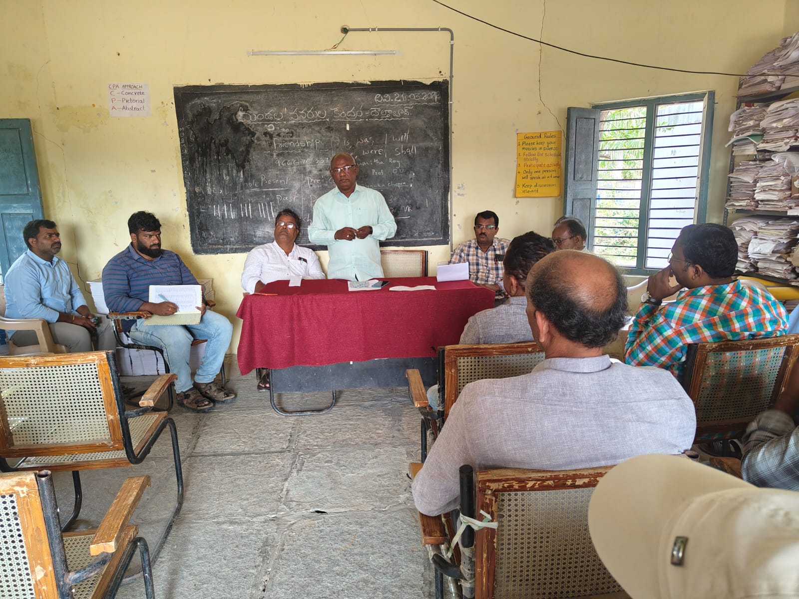 ప్రధానోపాధ్యాయుల సమావేశంలో మాట్లాడుతున్న మండల విద్యాధికారి గజ్జల కనకరాజు