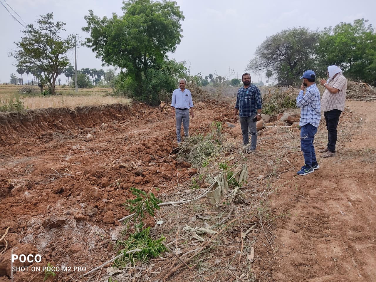 తాడువాయి గ్రామంలో వాగులో మట్టి పోసే ప్రదేశాన్ని పరిశీలించిన అధికారులు