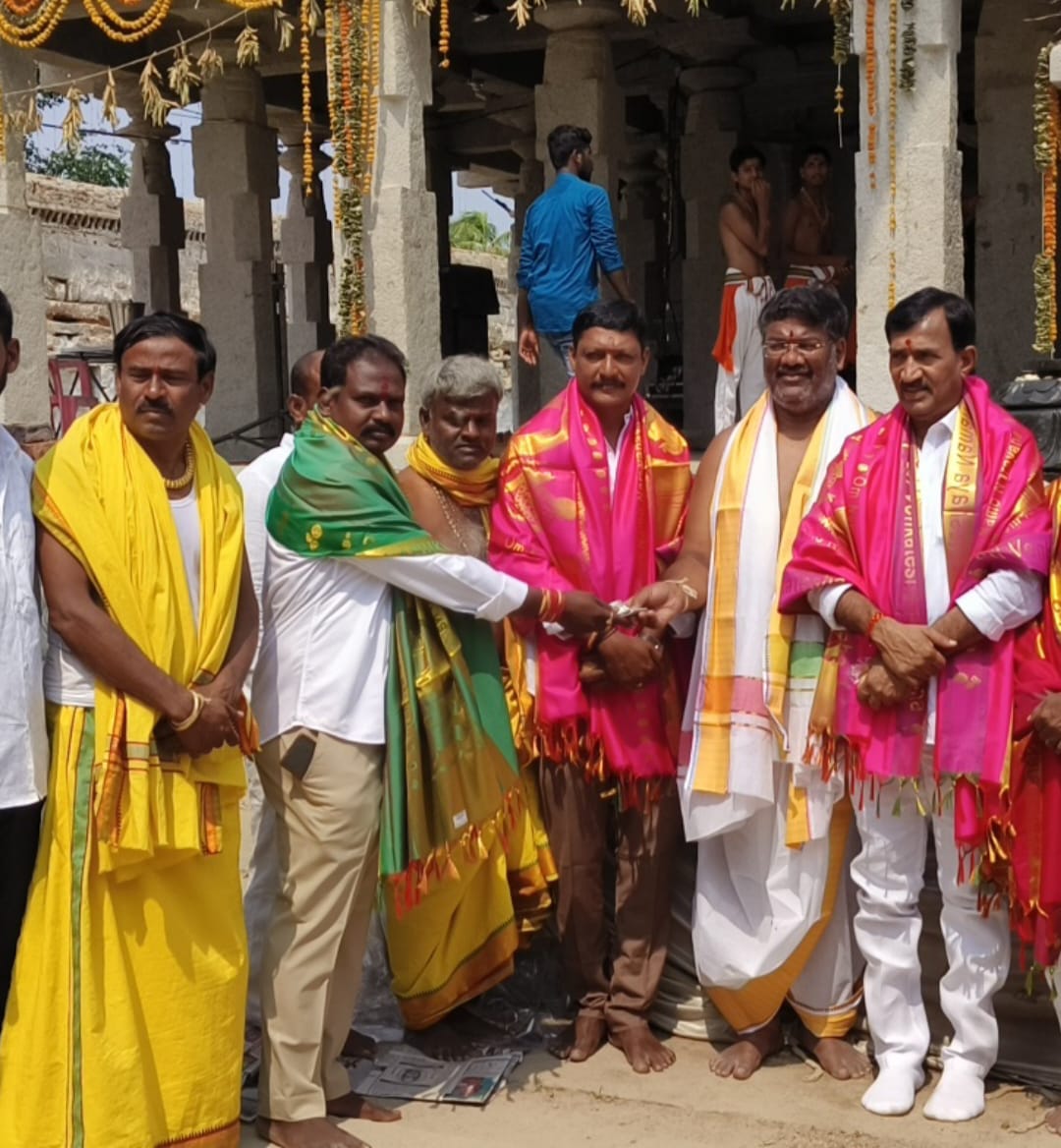 వరదరాజ స్వామి దేవాలయానికి విరాళం అందజేసిన మ్యాకల కనకయ్య ముదిరాజ్