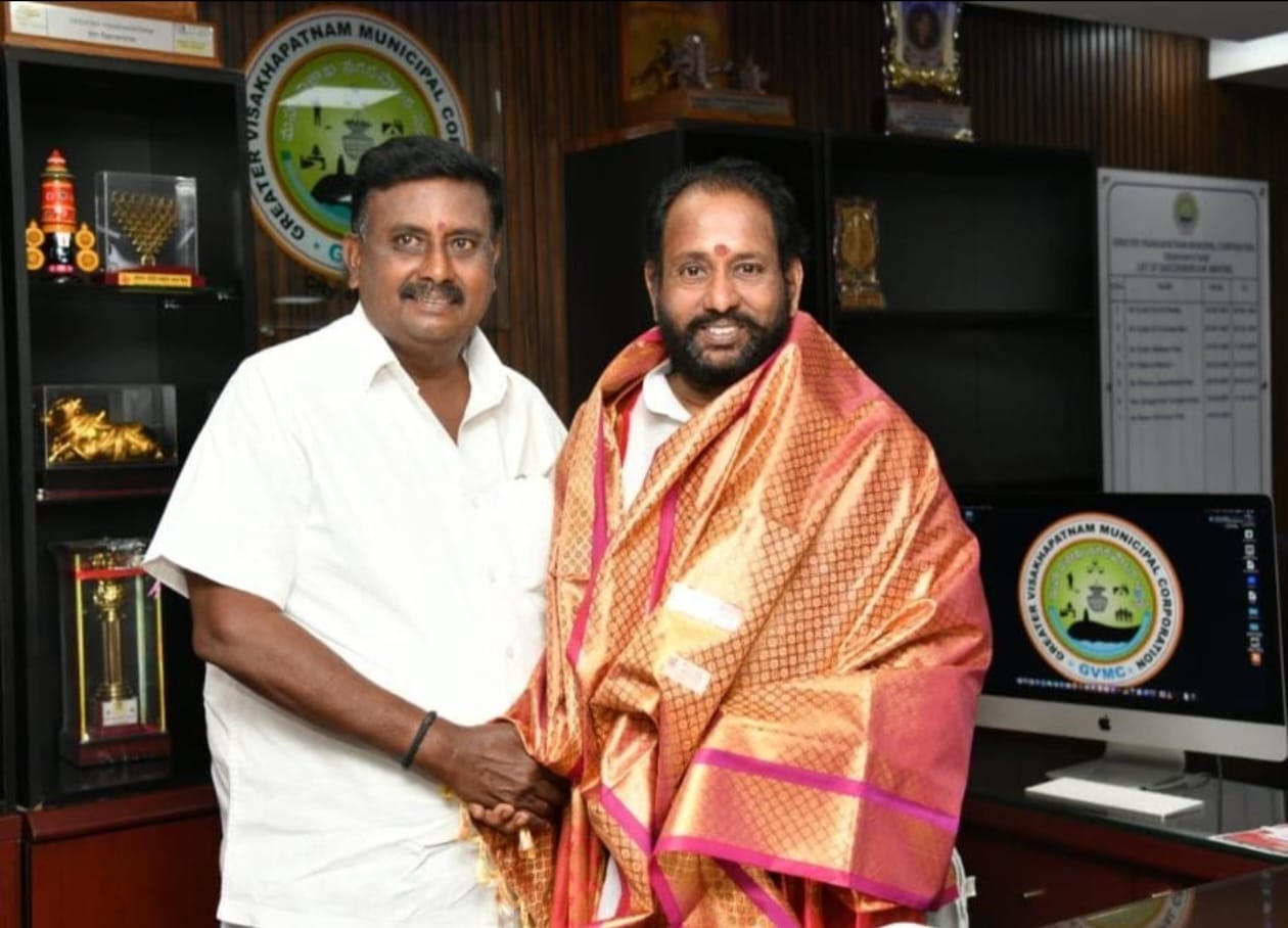 మేయర్ శ్రీనివాసరావుని అభినందించిన బుద్ధ నాగ జగదీష్