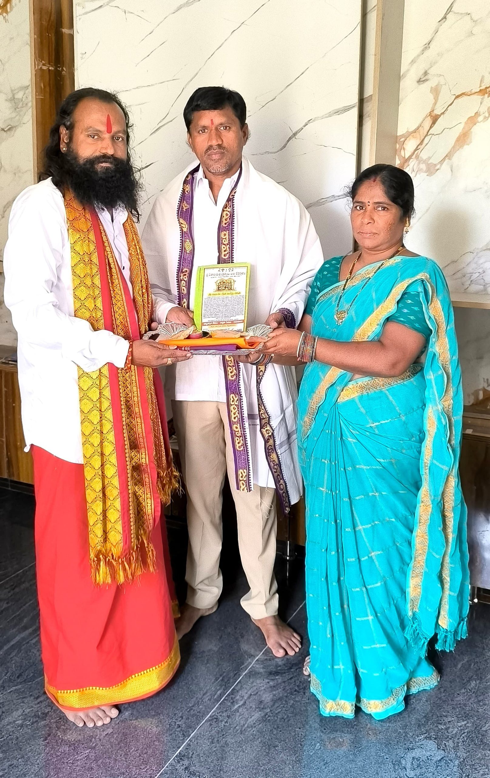 రామయ్య తలంబ్రాలు అందుకున్న రాములు గౌడ్ లక్ష్మీ దంపతులు