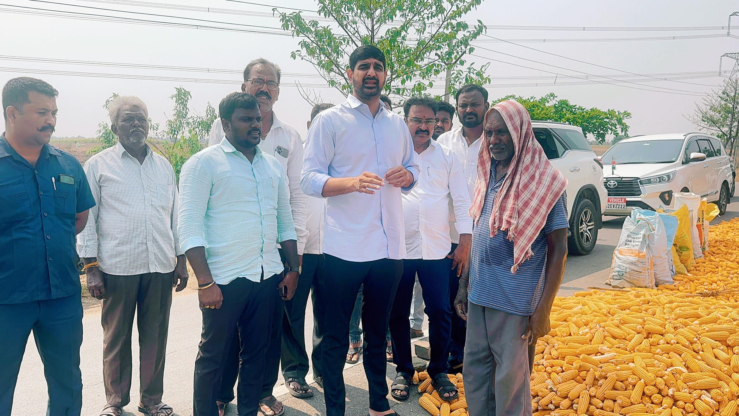 అందాల పోటీలు ప్రారంభించడం కాదు కొనుగోలు కేంద్రాలు ప్రారంభించండి