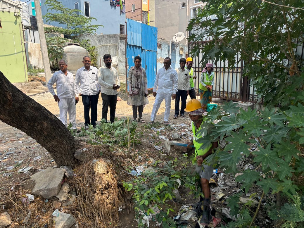 ఓపెన్ నాలా డీసిల్టింగ్ పనులను పరిశీలించిన కార్పొరేటర్ వెంకటేష్ గౌడ్