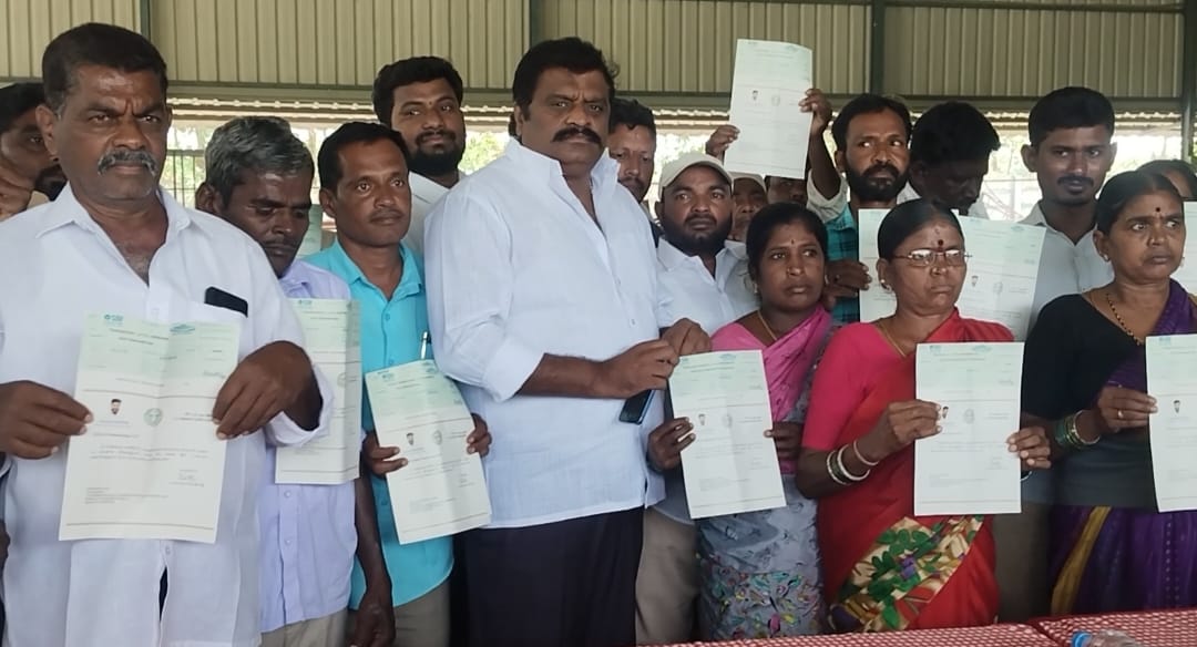 బాధితులకు ఎల్ఓసి అందజేసిన దుబ్బాక నియోజకవర్గం కాంగ్రెస్ పార్టీ ఇన్చార్జి చెరుకు శ్రీనివాసరెడ్డి