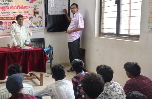 గ్రంథాలయ వేసవి శిబిరాల్లో విద్యార్థులకు శిక్షణ