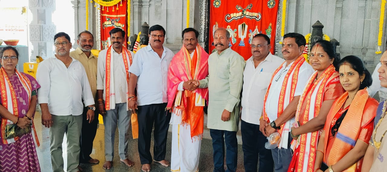 అడ్వకేట్ సిహెచ్ అర్చన శ్రీనివాస గౌడ్ కి శుభాకాంక్షలు తెలియజేసిన తెల్ల హరికృష్ణ