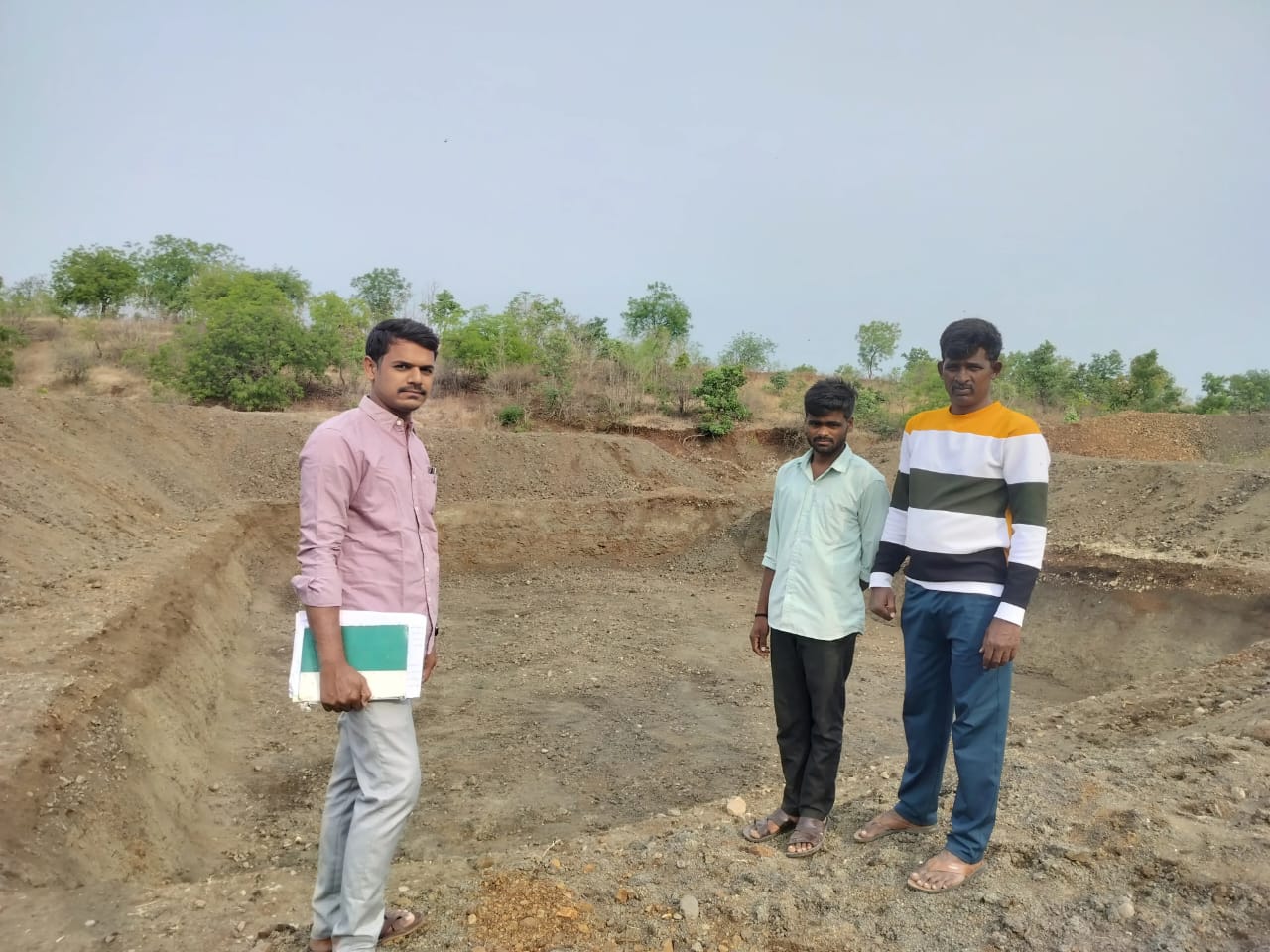 పొలంలో నీటి కుంటల నిర్మాణాలతో వర్షపు నీటి సేకరణ