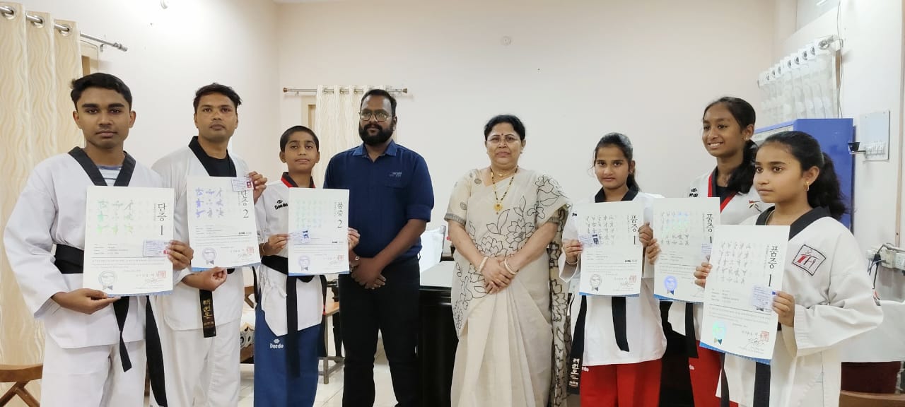 పలువురు క్రీడాకారులకు బ్లాక్ బెల్ట్ అందజేత..!