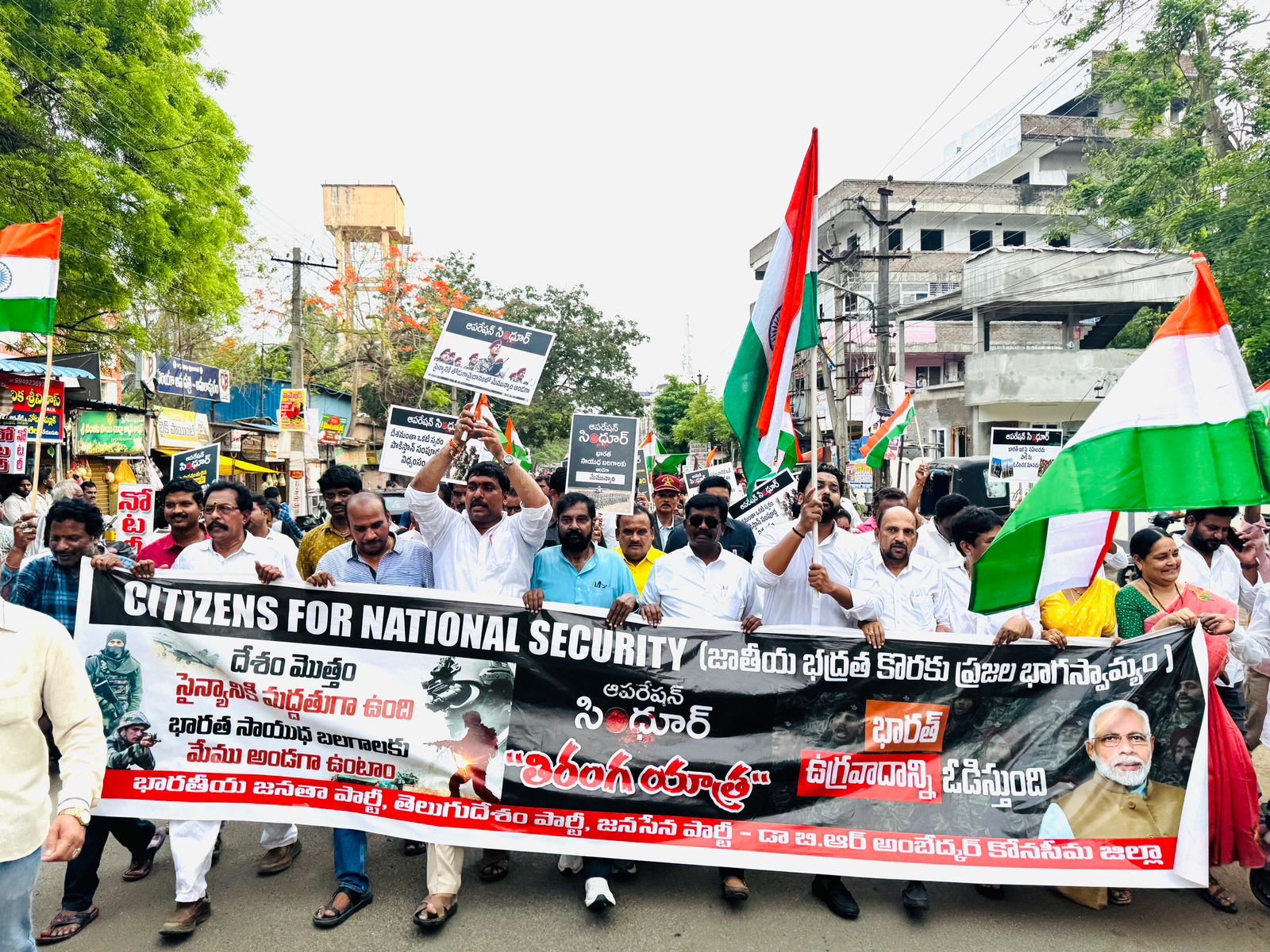 మనం సైతం దేశం కోసంఅమలాపురం,గడియార స్తంభం సెంటర్ వద్ద  “తిరంగ యాత్ర”