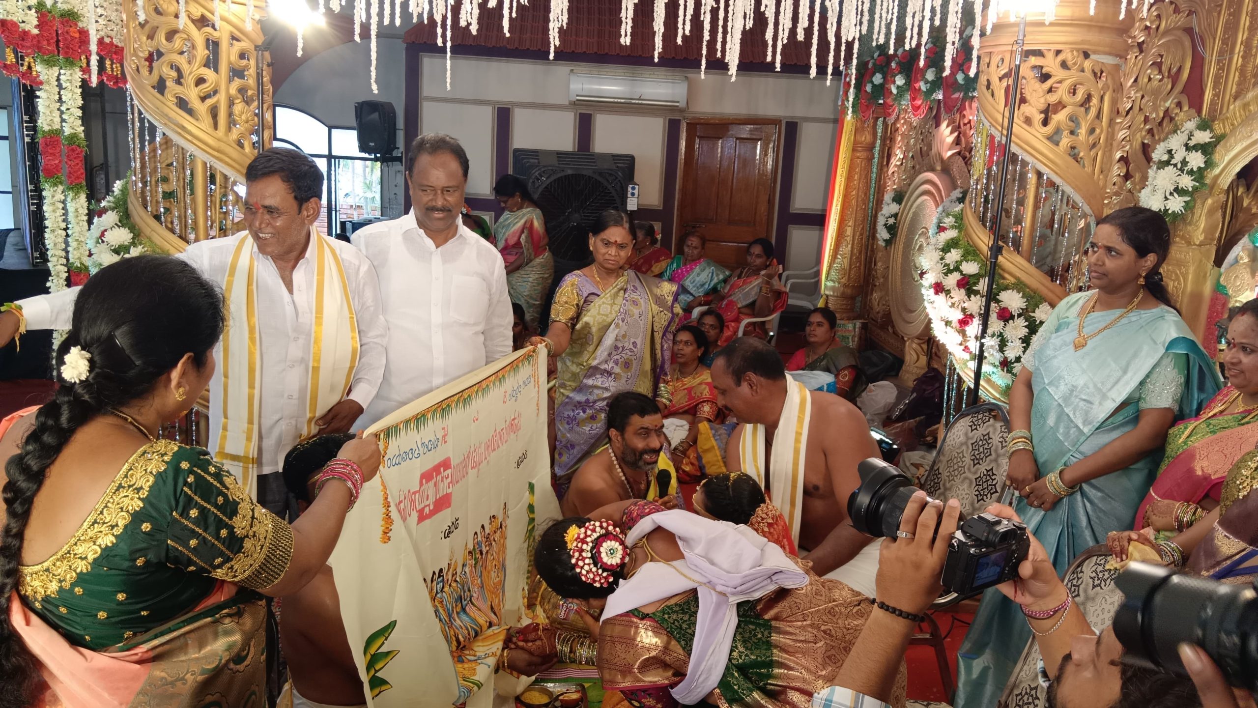 వధూవరులను ఆశీర్వదించిన ఎమ్మెల్యే గండ్ర సత్యనారాయణ రావు