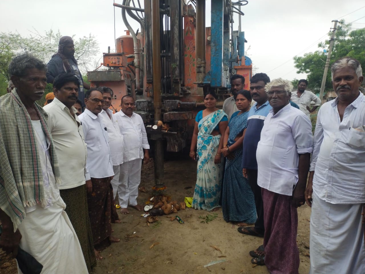 నూతన నీటి బోరుకి శంకుస్థాపన చేసిన నేతలు