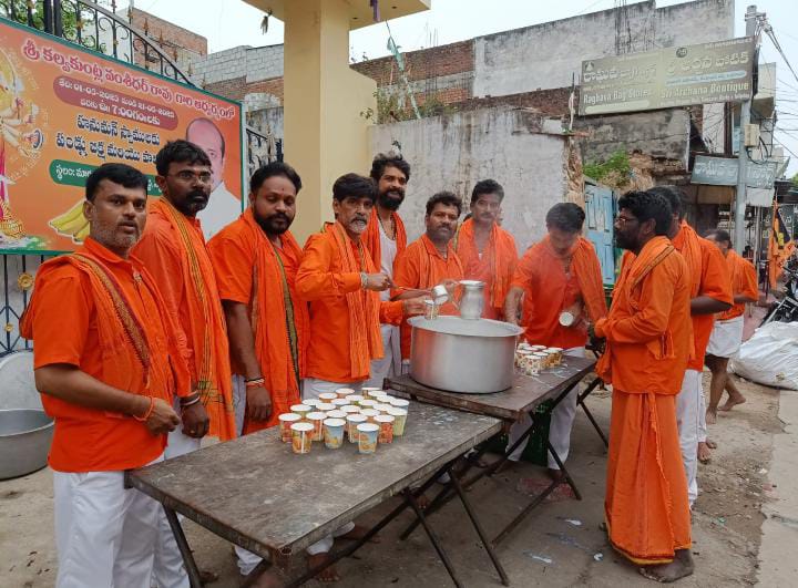 హనుమాన్ దీక్ష మాలధారణ స్వాములకు పండ్ల భిక్ష, పాలభిక్ష పంపిణీ