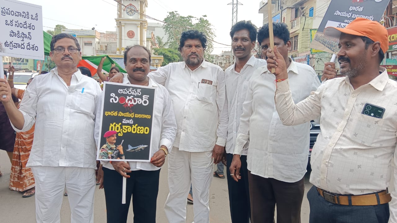 అమలాపురం ప్రధాన మోడీకి మద్దతుగా త్రి రంగ యాత్రలో పాల్గొన్న వేమ ఇళ్ల సత్యనారాయణ