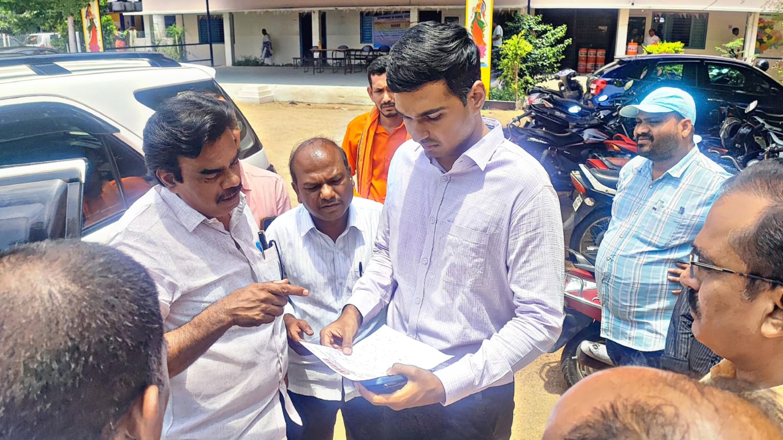స్కావెంజర్ల పెండింగ్ వేతనాలు విడుదల చేయండి