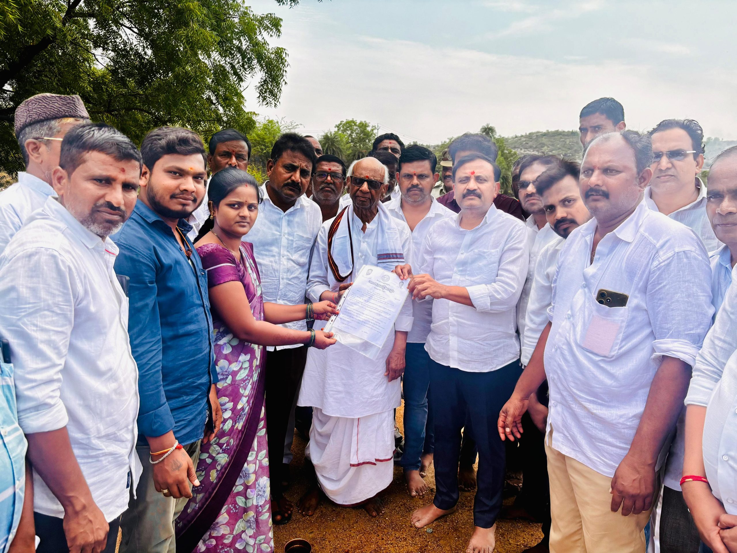 ఇందిరమ్మ ఇళ్ల నిర్మాణాలకు శంకుస్థాపన చేసిన ఎమ్మెల్యే తోట లక్ష్మీ కాంతారావు ….
