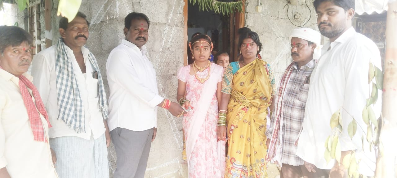 నవ వధువుకు 5000,రూపాయలు సహాయం అందజేత