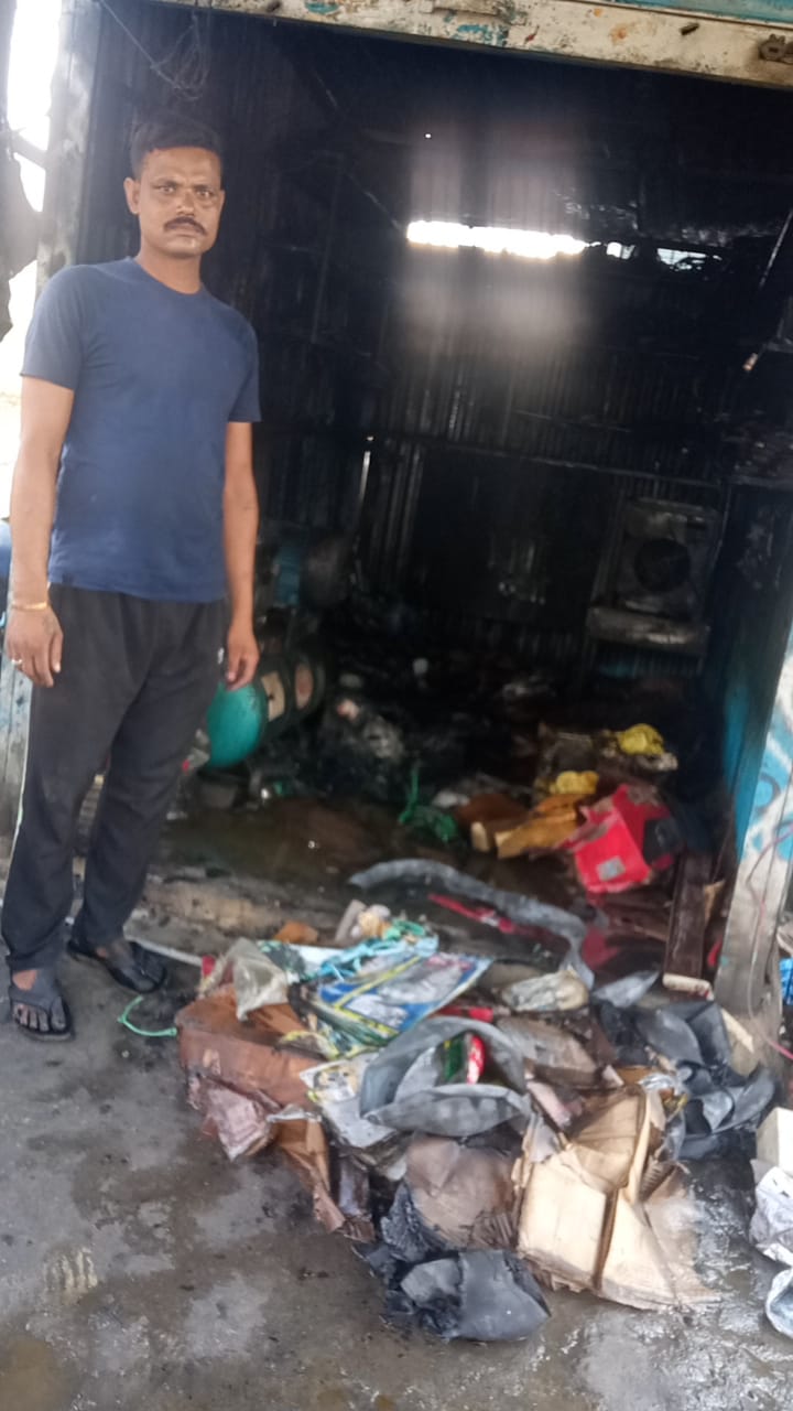 విద్యుత్ షార్ట్ సర్కూటీ తో షాప్ దగ్ధం..