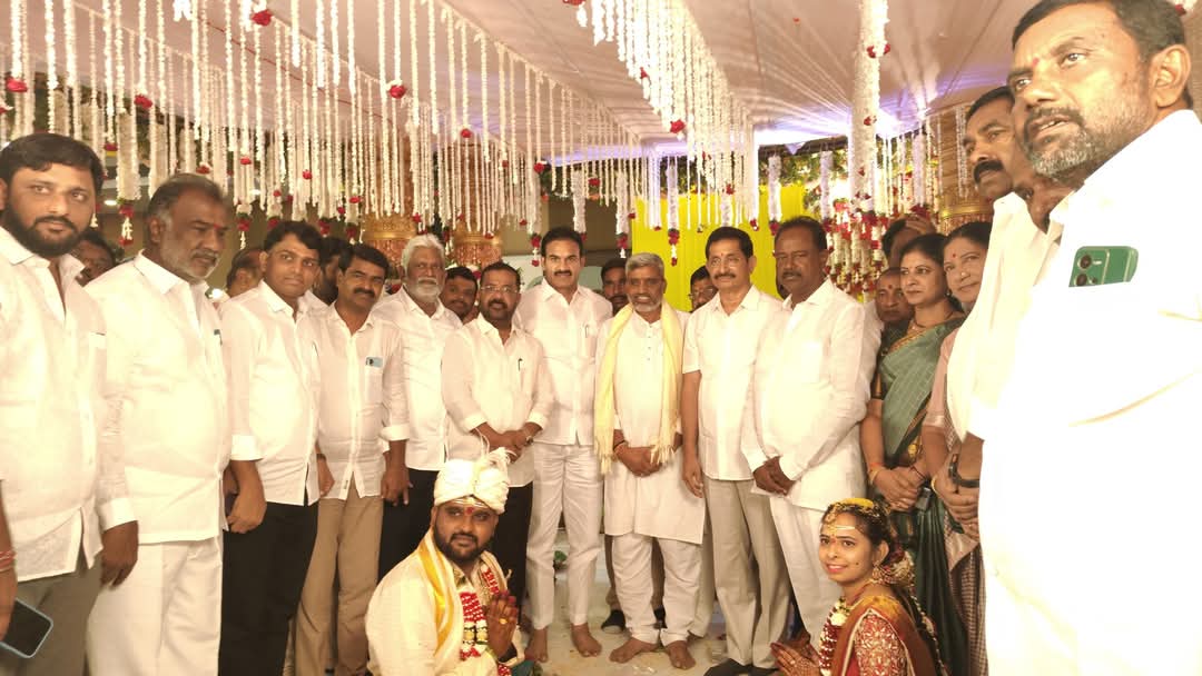 నూతన వధూవరును ఆశీర్వదించిన ముఖ్యమంత్రి సలహాదారు, ఎమ్మెల్యే లు…