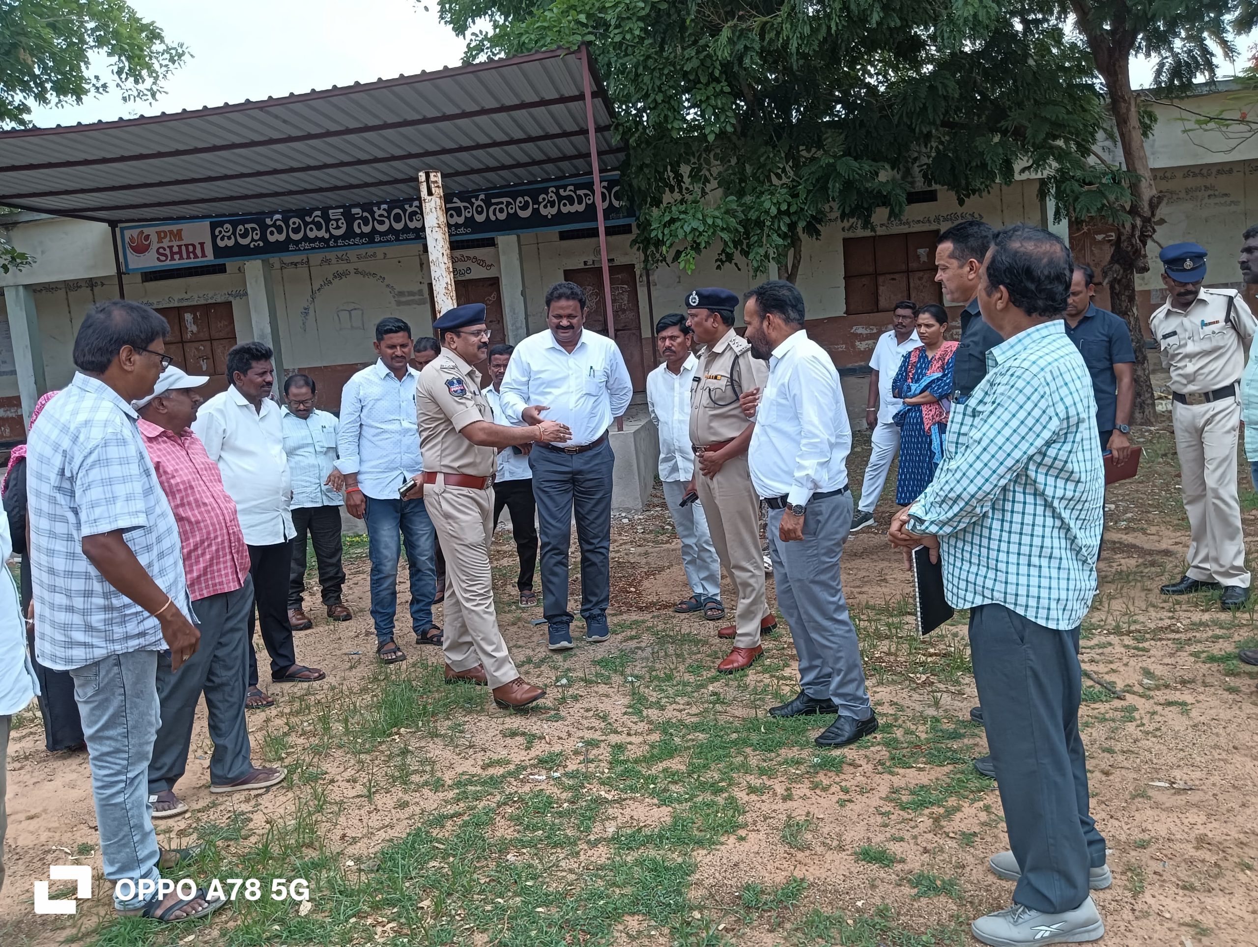 వేదికను పరిస్తేళిస్తున్న అధికారులు