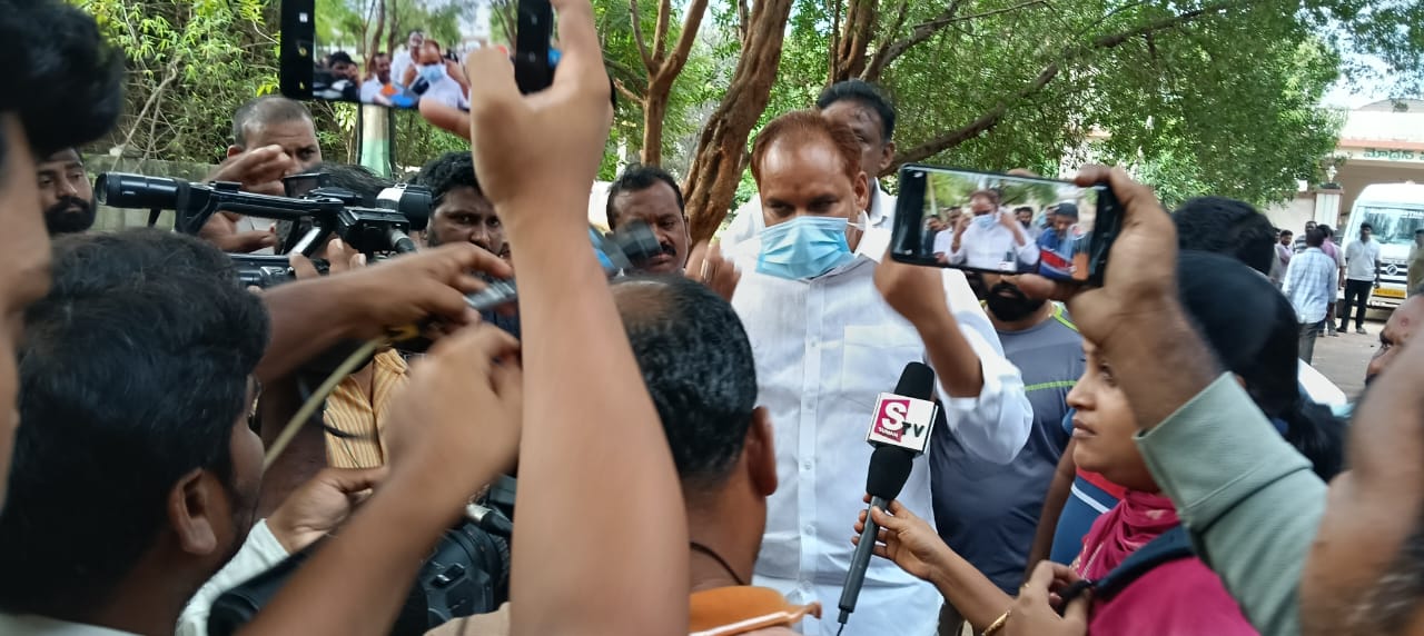 జిల్లా కేంద్ర ఆసుపత్రిలో ద్వారపూడి గ్రామంలో జరిగిన ఘటన తీవ్రంగా కలచి వేసింది…చిన్నారుల కుటుంబాన్ని పరామర్శించిన విజయనగరం జడ్పీ చైర్మన్ చిన్న శ్రీనుగారు