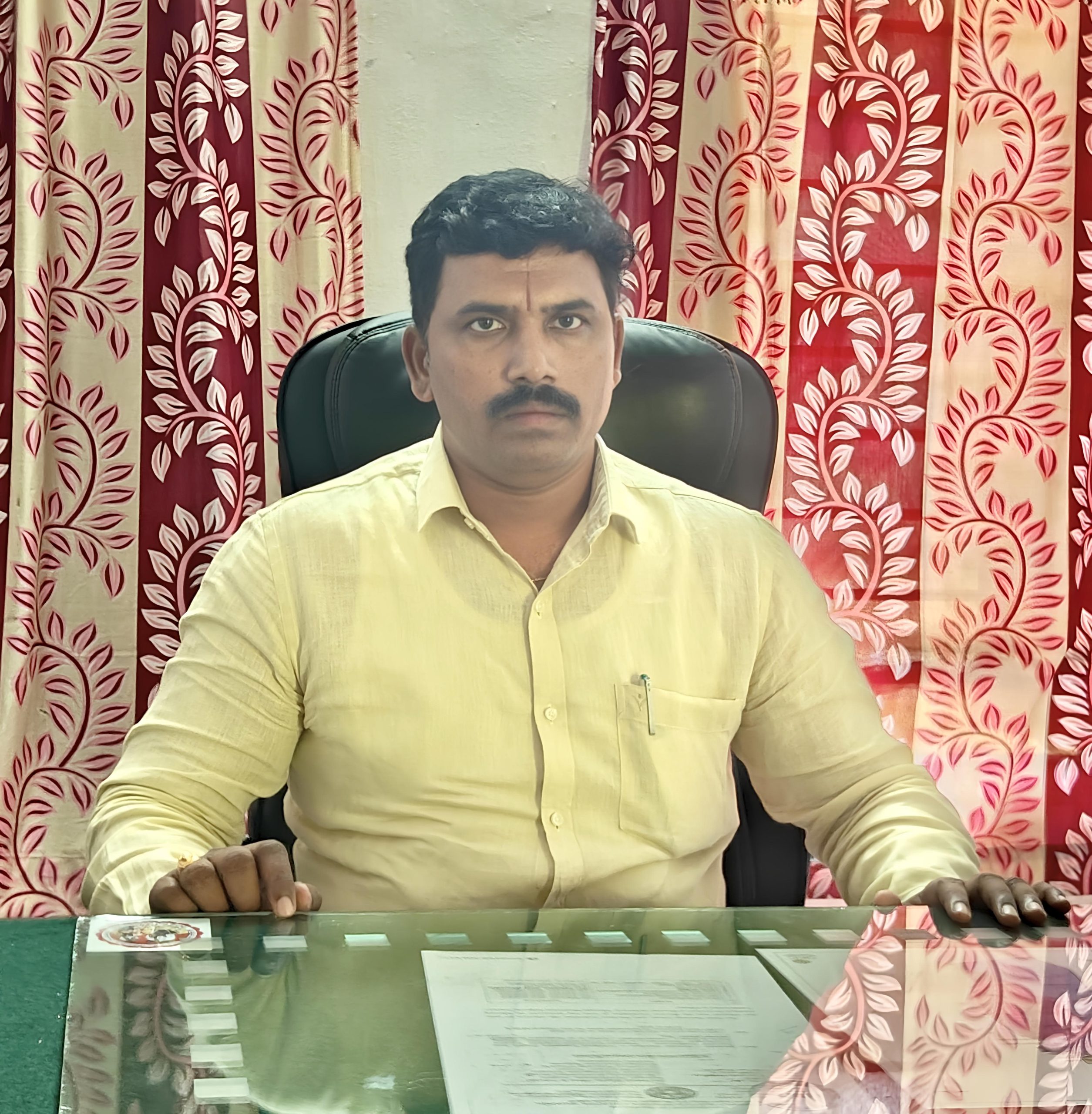 నూతన బాధ్యతలు చేపట్టిన తహసీల్దార్ శ్రీనివాస్.