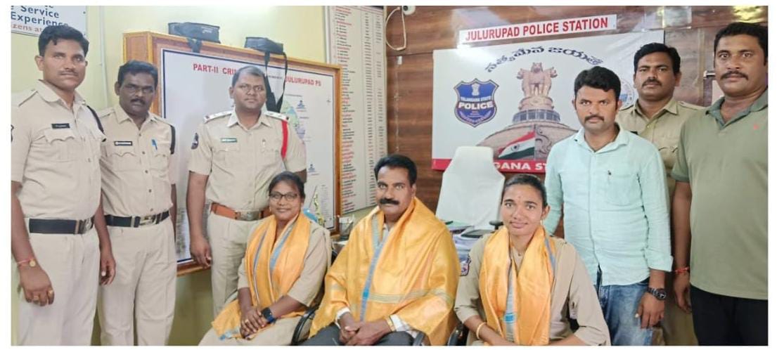 బదిలీపై వెళ్తున్న సిబ్బందిని సన్మానించిన ఎస్సై రవి