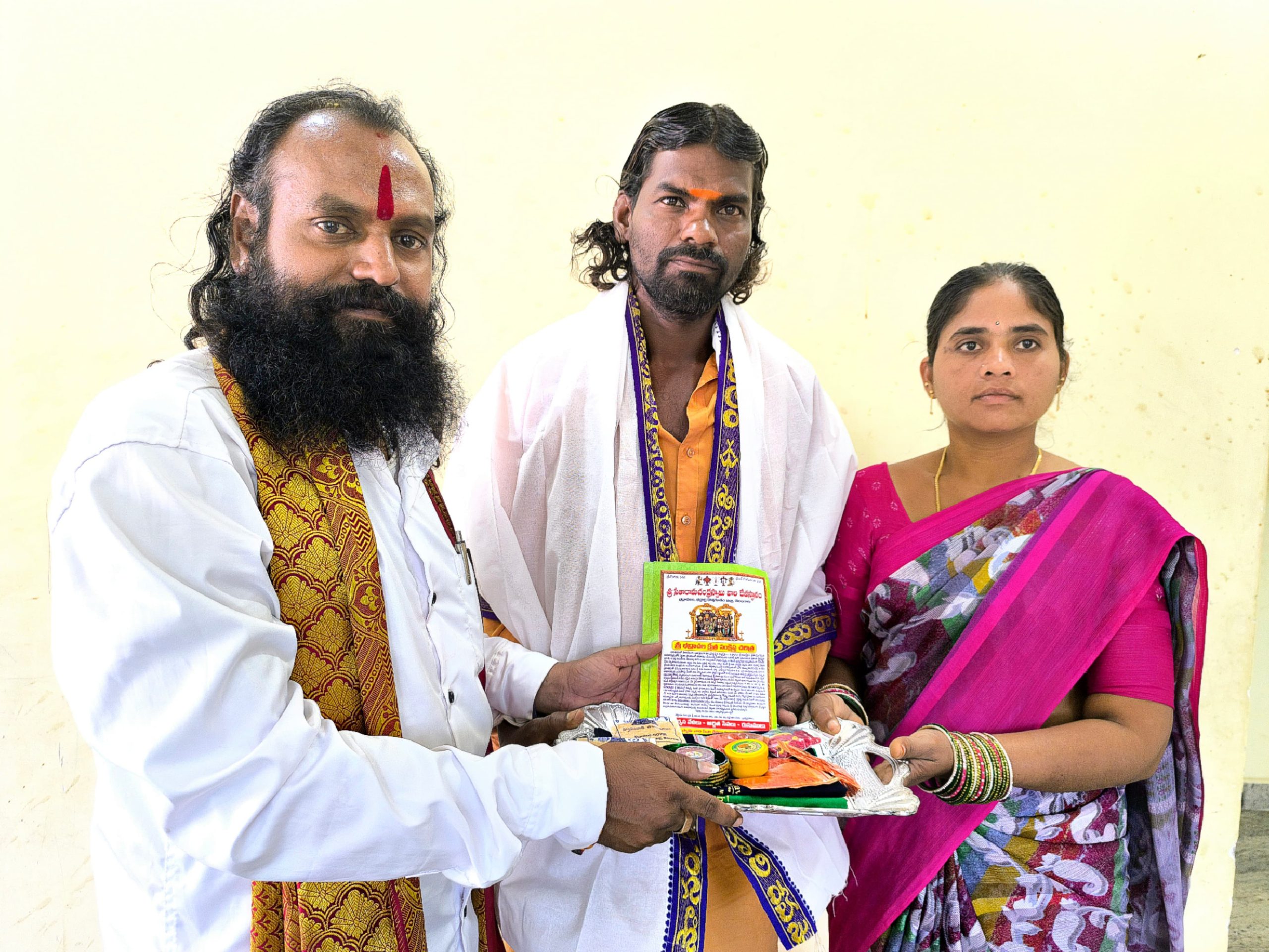 భవానిలింగం స్వామి దంపతులకు తలంబ్రాలు అందజేసిన