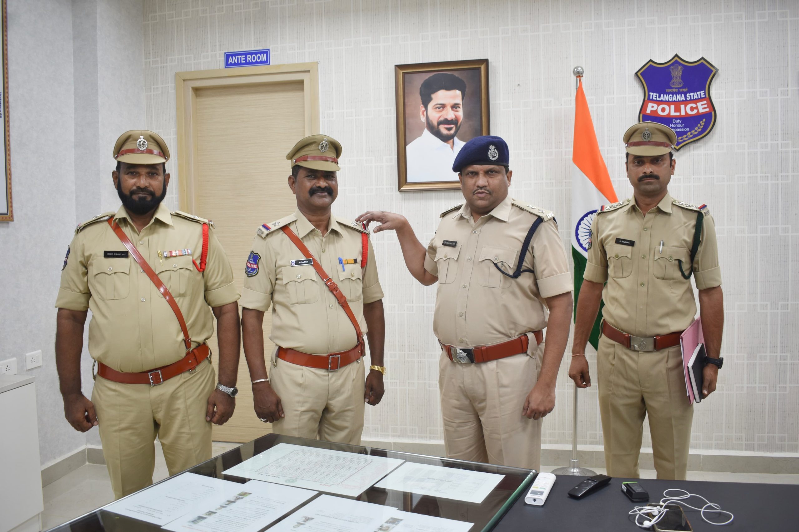 హెడ్ కానిస్టేబుల్ నుండీ ఎఎస్ఐ లుగా పదోన్నతి పొందిన ఇద్దరు పోలీస్ అధికారులు.