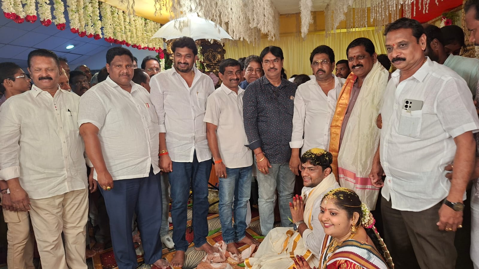 వివాహ వేడుక కార్యక్రమంలో పాల్గొన్న నాయకులు