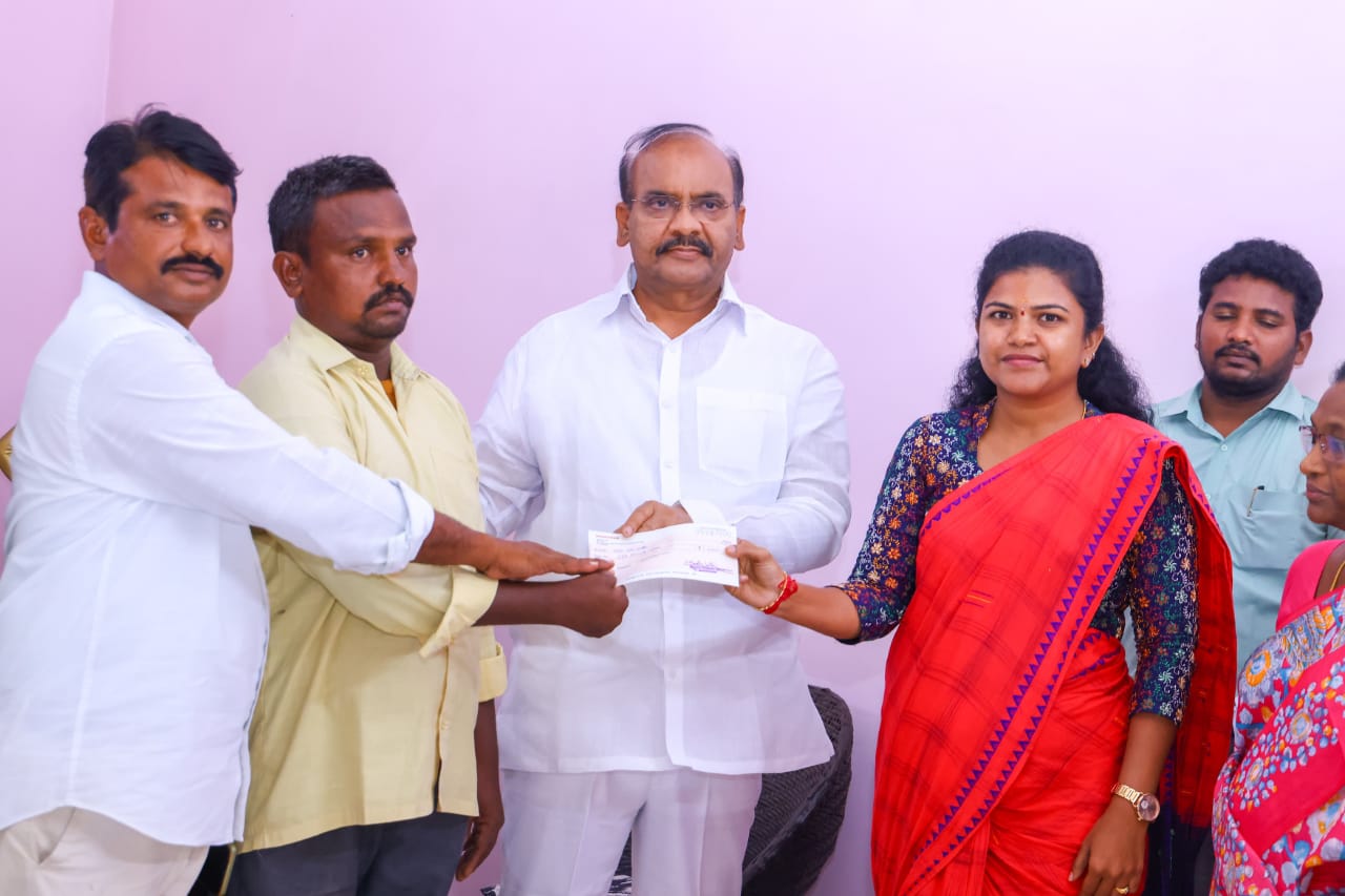 పిడుగుపాటు మృతురాలి కుటుంబానికి ఆర్థికసాయం అందజేసిన ప్రత్తిపాటి