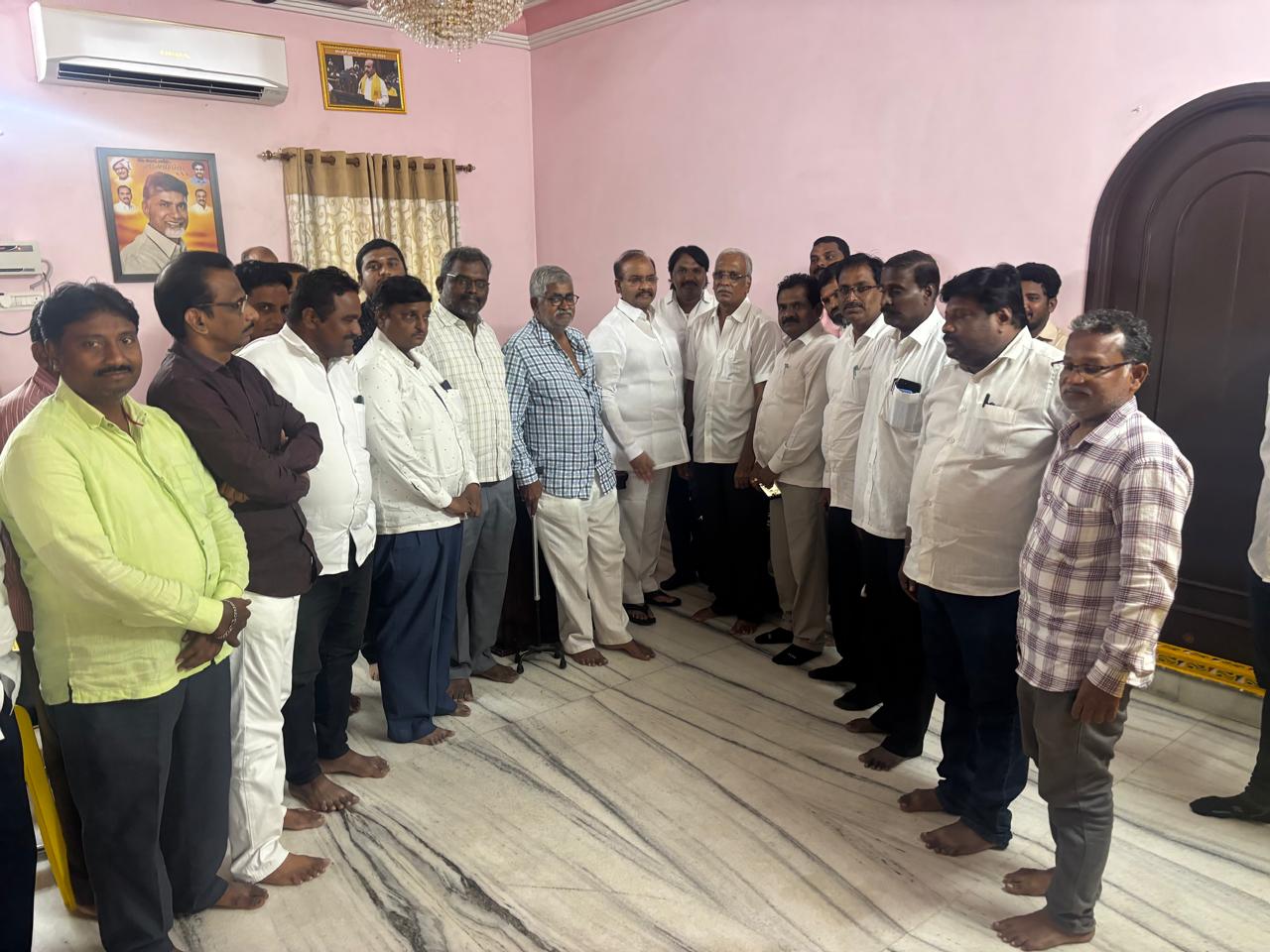 కోర్టు నిర్మాణానికి ఎకరం స్థలం ఇవ్వండి లాయర్లు