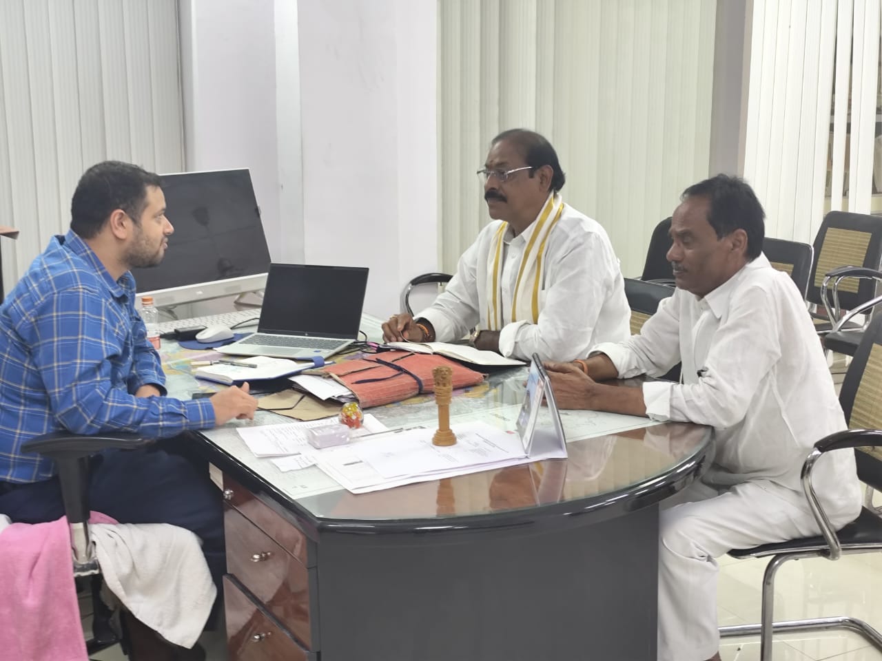 కూకట్పల్లి నియోజకవర్గం సమస్యలపై కూకట్పల్లి జోనల్ కమిషనర్ కి వినతిపత్రాన్ని అందజేసిన బండి రమేష్