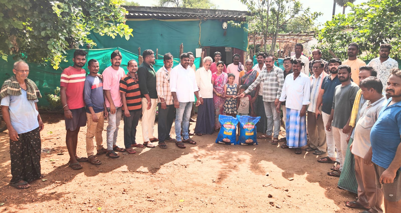రోడ్డు ప్రమాదంలో చనిపోయిన రాని బోయిన ప్రభాకర్ కుటుంబానికి ఆర్థిక సాయం