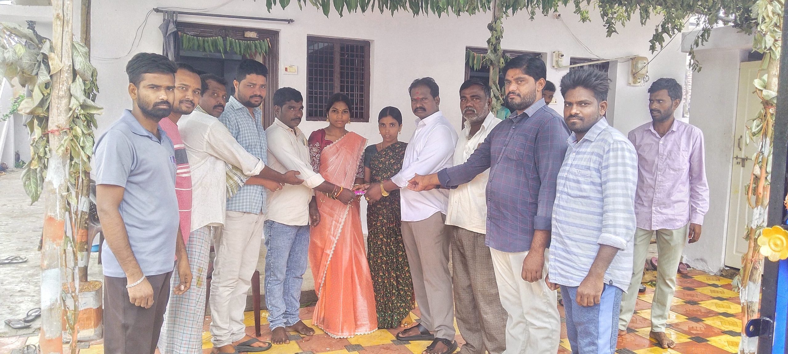 నవ వధువుకు పుస్తెమెట్టెలు అందజేత