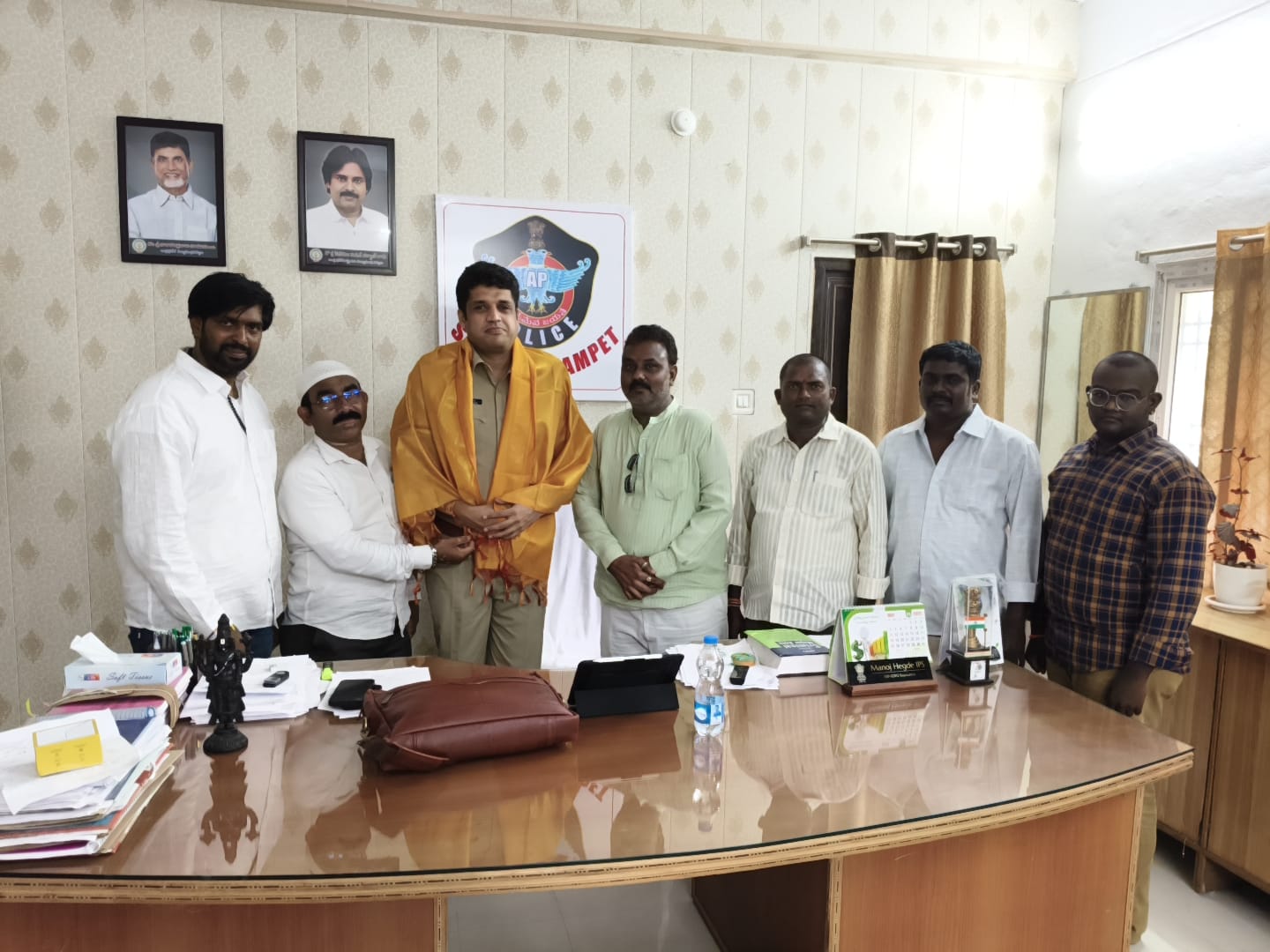ASP మనోజ్ రామ్నాథ్ హెగ్డే ను కలసిన నందలూరు ఎన్డీఏ నాయకులు