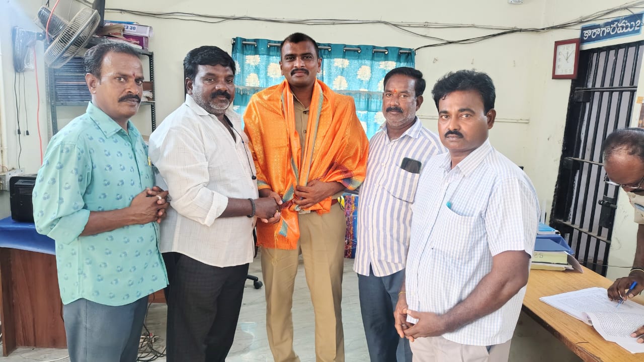 ఎస్ ఐ ని మర్యాదపూర్వకంగా కలిసిన నాగిరెడ్డిపల్లి సర్పంచ్