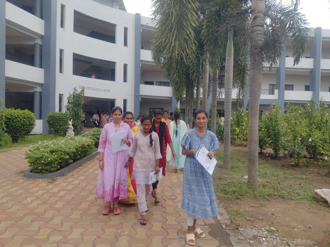 శ్రీనివాసా అటానమస్ ఇంజనీరింగ్ కళాశాలలో ప్రశాంత వాతావరణంలో జరుగుతున్న ఇంజనీరింగ్ ప్రవేశ పరీక్షలు