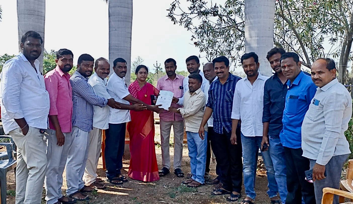 సిఎంఆర్ఎఫ్ చెక్కు అందించిన ఇబ్రహీంపట్నం మాజీ జడ్పిటిసి కాంగ్రెస్ నాయకురాలు జంగిలి సునీత