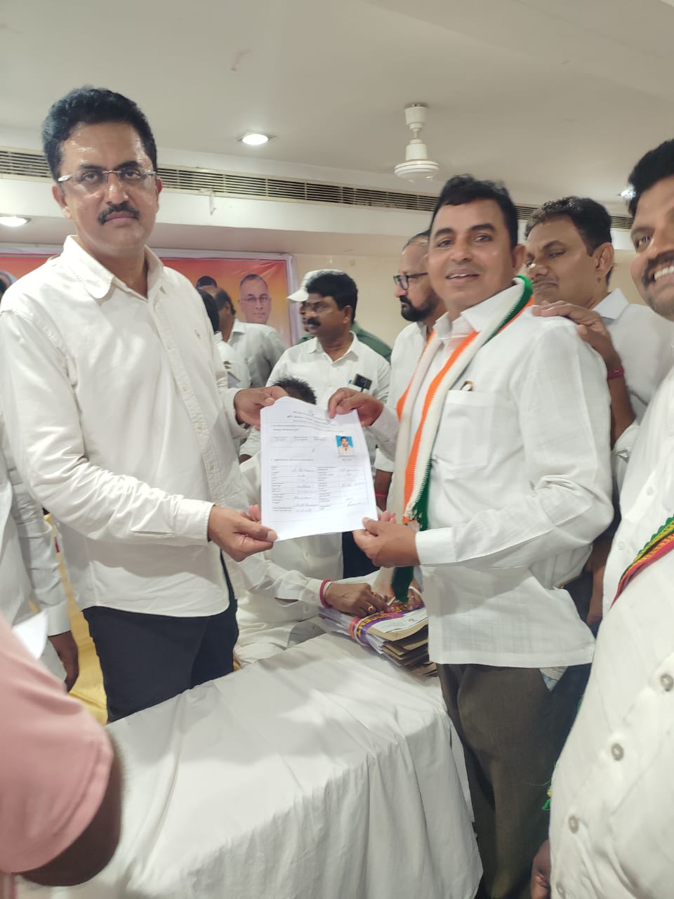 టీపీసీసీ. పరిశీలకుడు. ప్రమోద్ కుమార్ కి. నామినేషన్ పత్రాన్ని అందజేసిన.