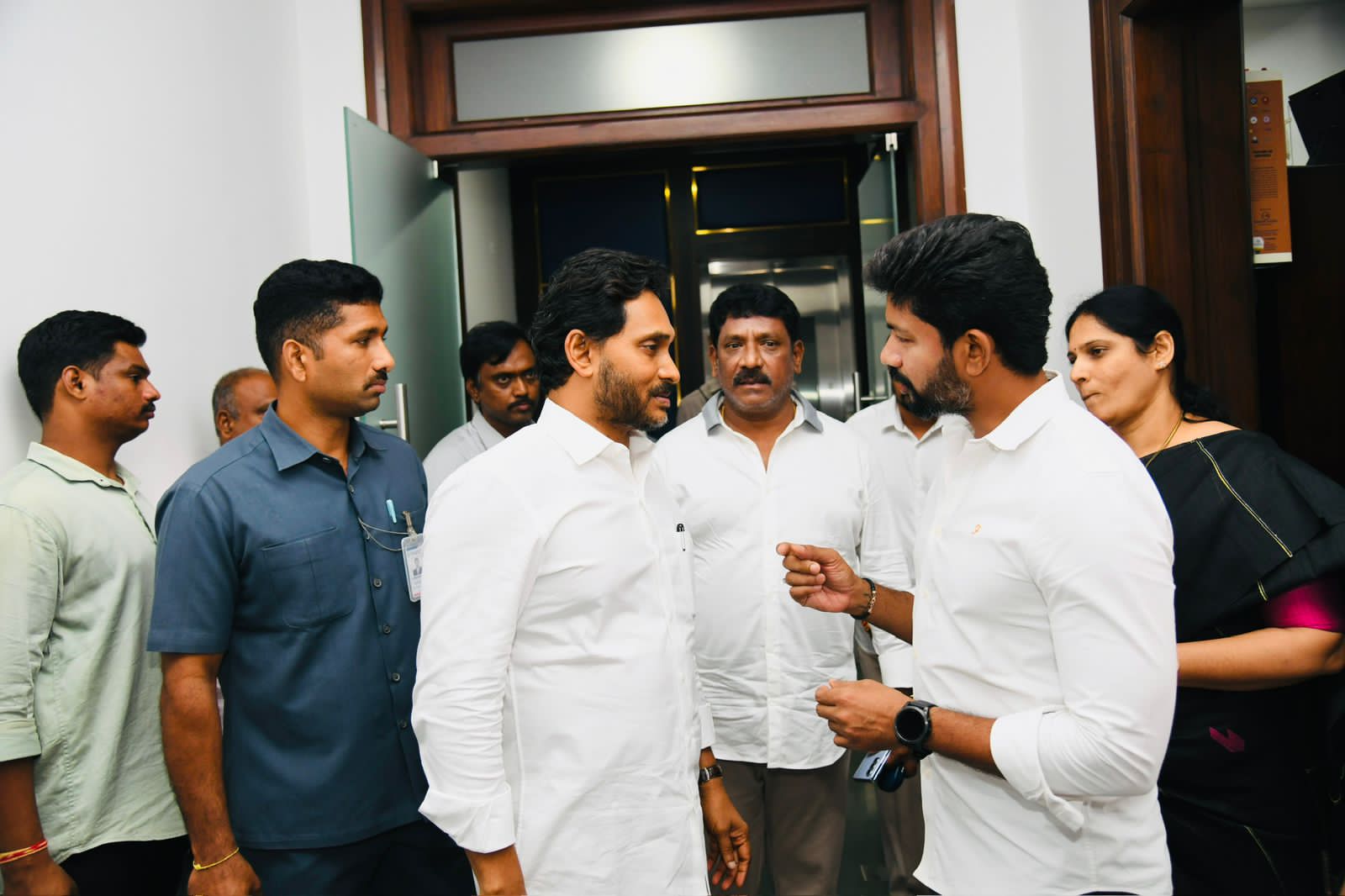 వైయస్ జగన్మోహన్ రెడ్డి ని మర్యాదపూర్వకంగా కలిసిన పినిపే శ్రీకాంత్