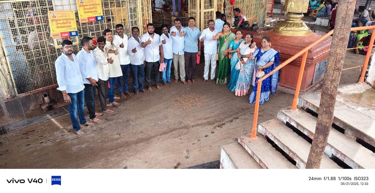 ఏడుపాయల వన దుర్గ మాత ఆలయాన్ని దర్శించుకున్న పూర్వ విద్యార్థులు
