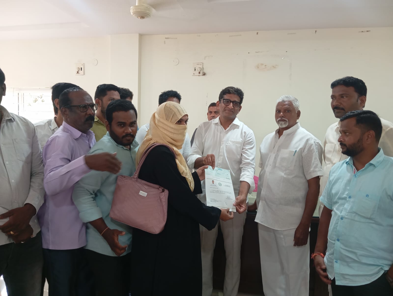 సీఎంఆర్ఎఫ్ చెక్కులు పంపిణీ చేసిన కోరుట్ల ఎమ్మెల్యే డాక్టర్ కల్వకుంట్ల సంజయ్